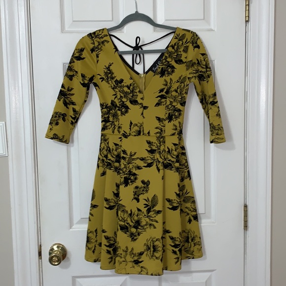 Boutique Floral Velvet Pleated V-Neck 3/4 Sleeve Cocktail Dress - Picture 2 of 5